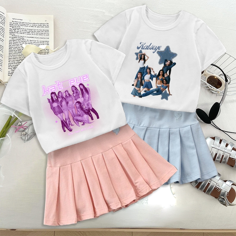 Embroidery Skirt - ファッションK-POP K-KATSEYE Tシャツプリーツスカートセットファッションラブ刺繍ピンクブルードレスキュート半袖ヒップホップガールズギフト