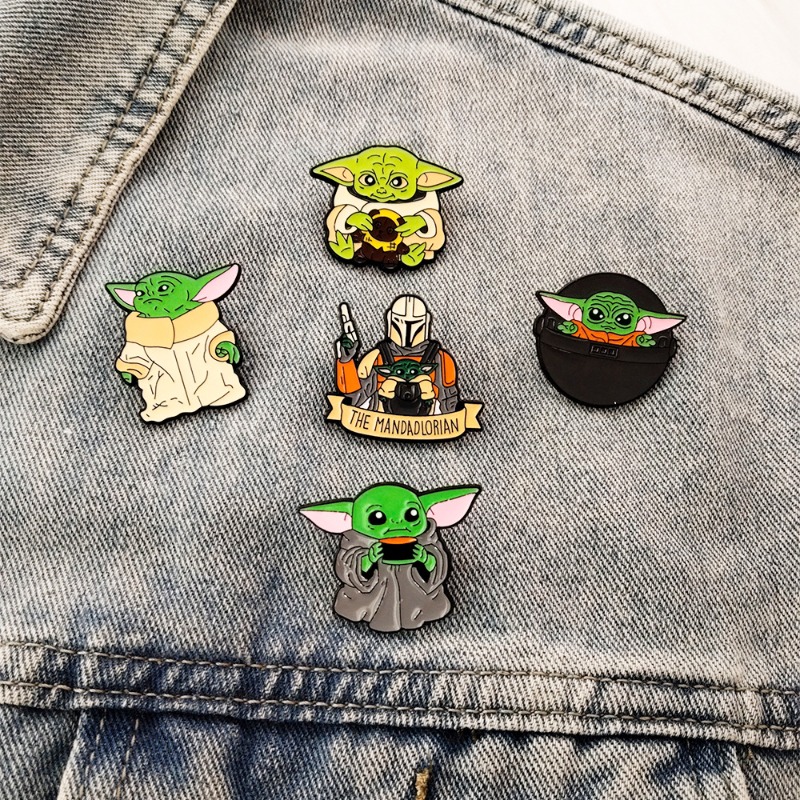 Embroidery Wallpaper - 5 個のかわいい漫画ヨーダバッジ SF アドベンチャー TV キャラクターインスピレーションブローチ楽しい衣類荷物アクセサリーハロウィンギフト