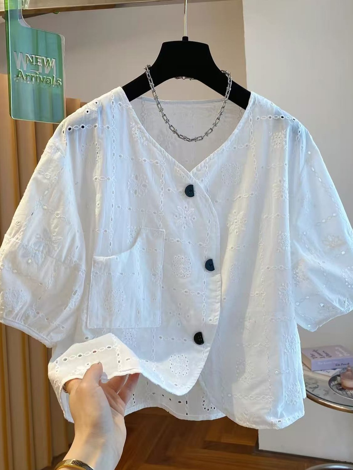 Embroidery Unique Design - ユニークで美しいデザイン、透かし刺繍入り半袖Vネックシャツ、レディースサマーゆったりスモールサイズショート丈トップス