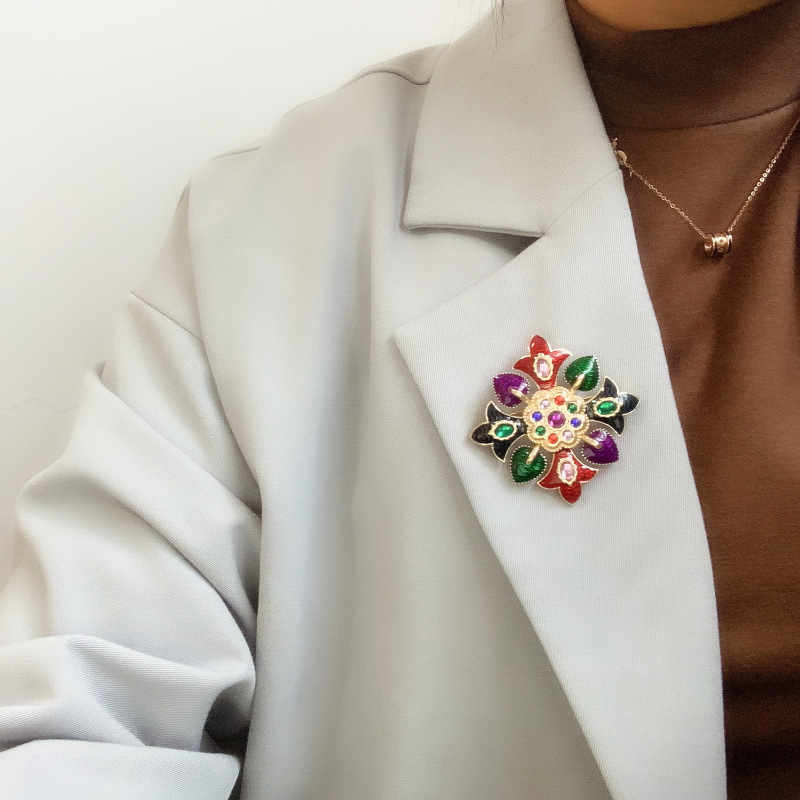 バロック様式の豪華なクロスデザインのブローチ、男性と女性向け - Embroidery Icon のレビューと価格