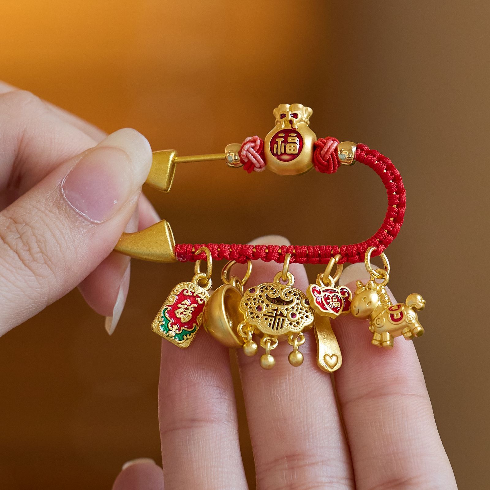 赤い馬のブローチは即時富をもたらします 誕生年干支馬のピン  - Embroidery Icon のレビューと価格