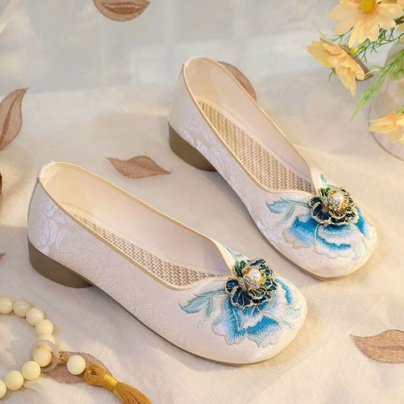 女性ローヒール刺繍布靴春夏新中国風ラウンドトゥ浅いスリップオ - Embroidery Fabric のレビューと価格