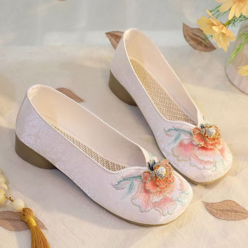 女性ローヒール刺繍布靴春夏新中国風ラウンドトゥ浅いスリップオ - Embroidery Fabric のレビューと価格