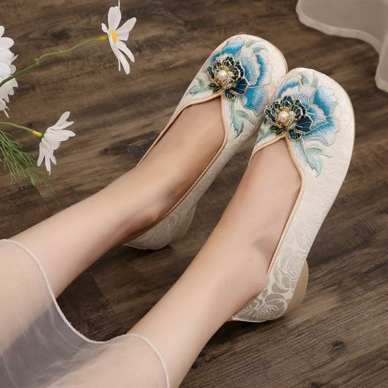 女性ローヒール刺繍布靴春夏新中国風ラウンドトゥ浅いスリップオ - Embroidery Fabric のレビューと価格